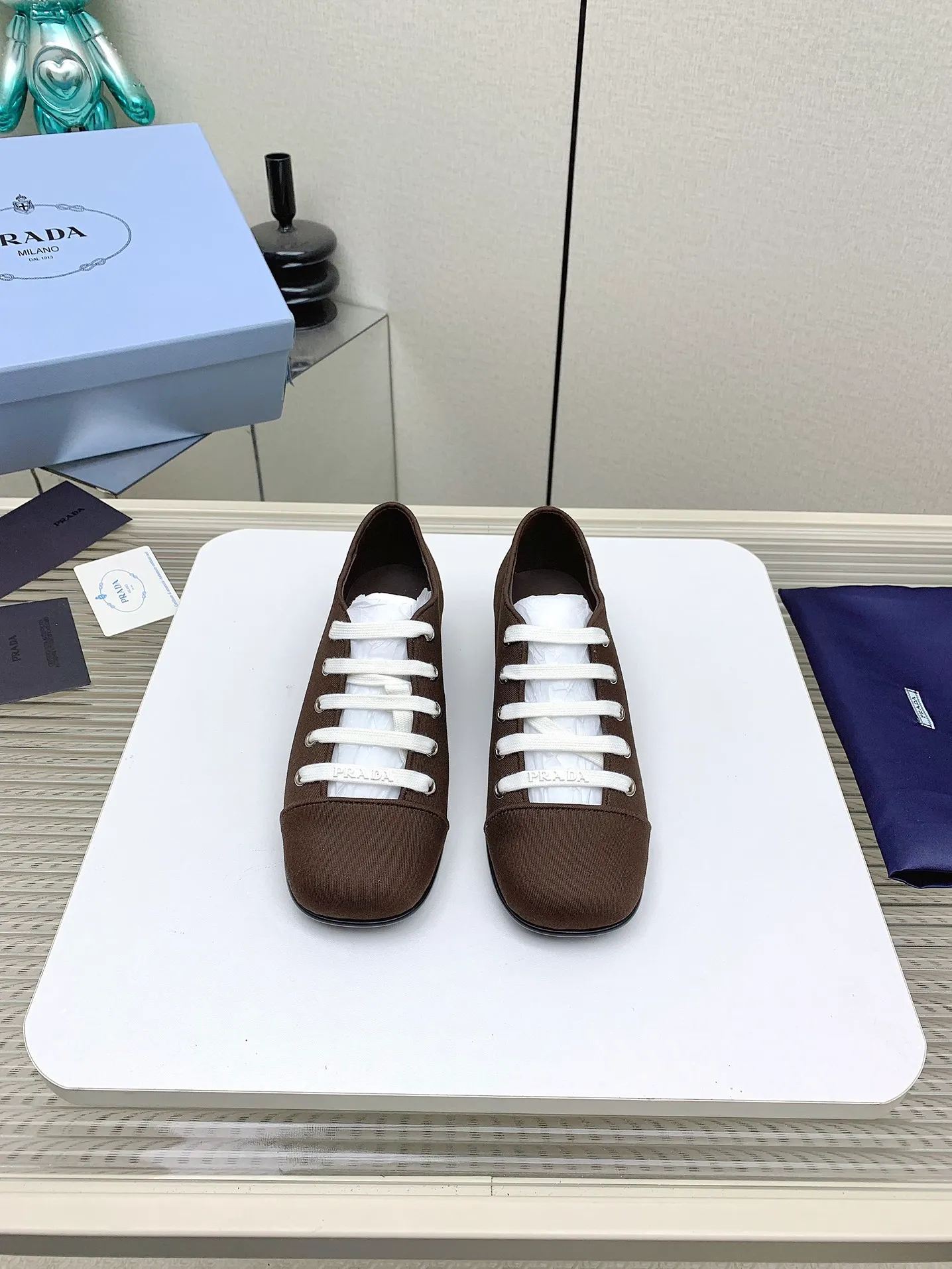 👟👟Ex-factory price 620👟👟 (Higher version) Prada 25/Spring and Summer Catwalk New lace-up hollow shoelace Mary Jane thick heel shoes This year’s lace-up element is super popular and really fashionable. I am obsessed with the appearance and comfort! The salty or sweet doll head design is full of girlishness. It is retro and playful yet elegant. The key is that it is easy to wear. ✔️Upper: original customized fabric ✔️Inner: sheepskin ✔️Outsole: genuine leather outsole imported from Italy ✔️Size: #35-41 (40.41 custom-made, non-refundable)